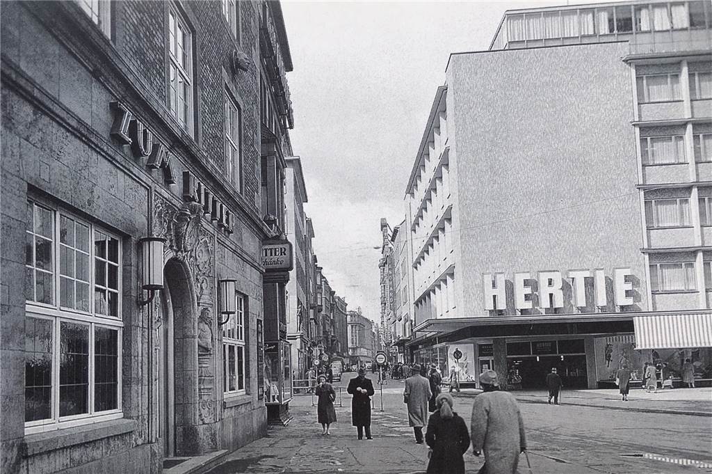 In den 1950er Jahren mussten sich Fußgänger und Autoverkehr weiterhin den Westenhellweg teilen.