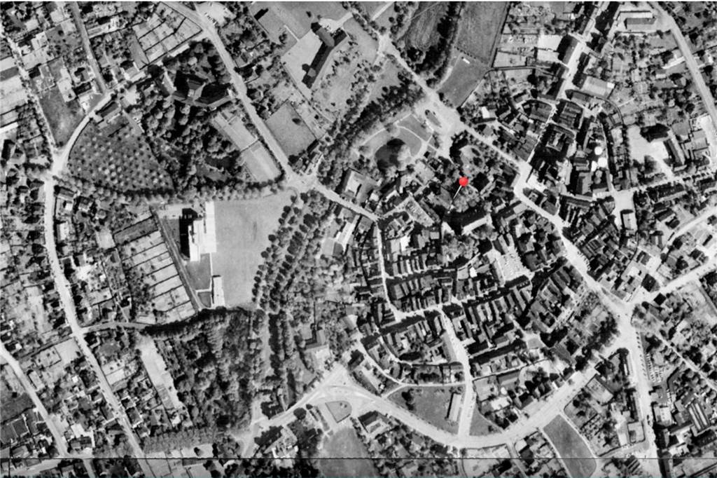 In den 1970er-Jahren beginnt die Sanierung der Innenstadt von Werne. Die ehemalige Brennerei Moormann, die 1737 gegründet wurde und ständig expandierte, wird ausgelagert. Dieses Foto ist laut RVR zwischen 1957 und 1980 aufgenommen worden. Es zeigt noch mitten in der City die große Fabrik. Das Alte Steinhaus, die heutige Stadtbücherei, fungierte als Bürogebäude.