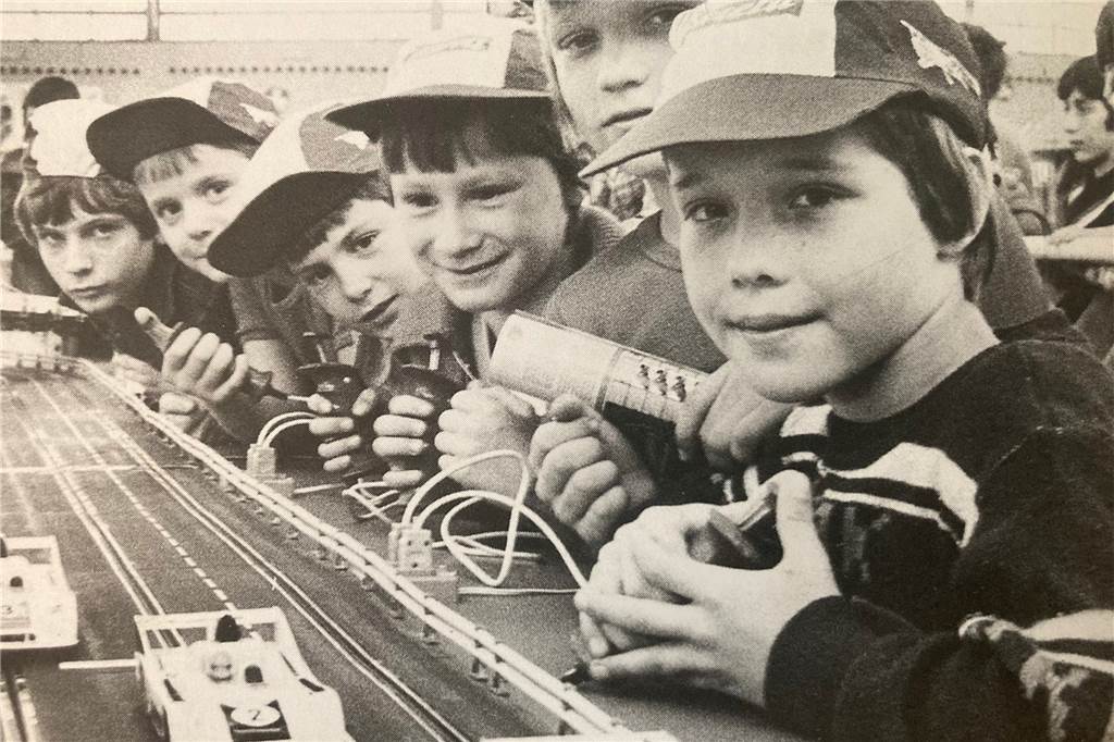 In Dortmund öffnet wieder „der größte Kindergarten Europas“ – Eltern sind tabu In den 1970er Jahren war die Carrera-Bahn vor allem für Jungs ein Hit.