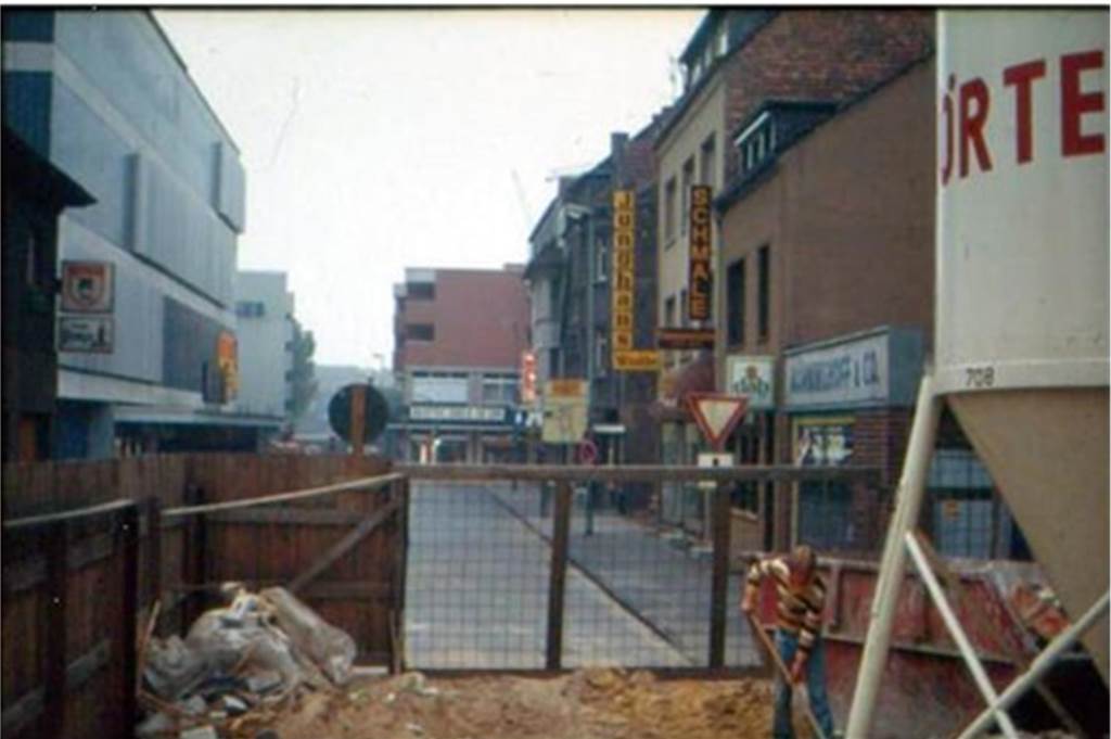 In den 80er-Jahren entschloss man sich zu einem großen Umbau der Geschäftsräume. Wo vorher hinter dem Laden an der Langen Straße ein Hinterhof war, entstand ein Neubau und ein neuer Zugang von der Marktstraße her. 