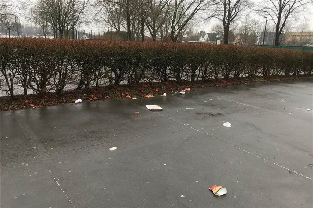 „Tuner“ auf Parkplatz Cappenberger See: Szene lässt Fastfood-Müll liegen In den Abendstunden treffen sich junge Leute mit ihren Autos. Der Müll bleibt liegen.