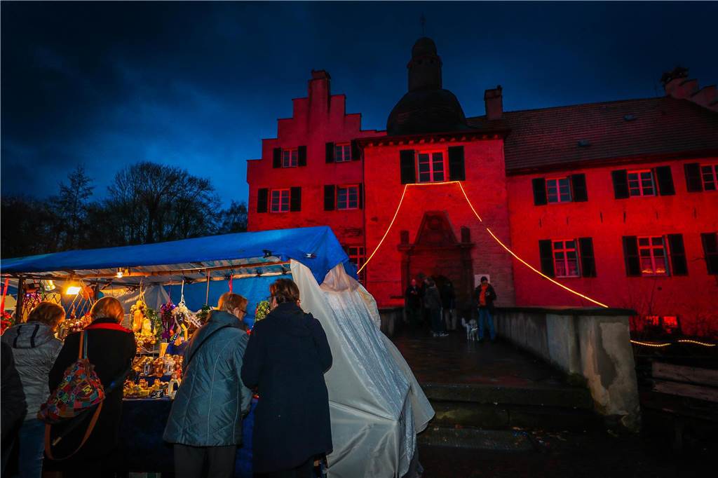 Romantisch, süß, familiär: Alle Infos zum Weihnachtsmarkt am Schloss Dellwig In den Abendstunden wird das Schloss Dellwig in Lütgendortmund wieder in unterschiedlichen Farben angestrahlt und ist damit ein sehr beliebtes Fotomotiv.