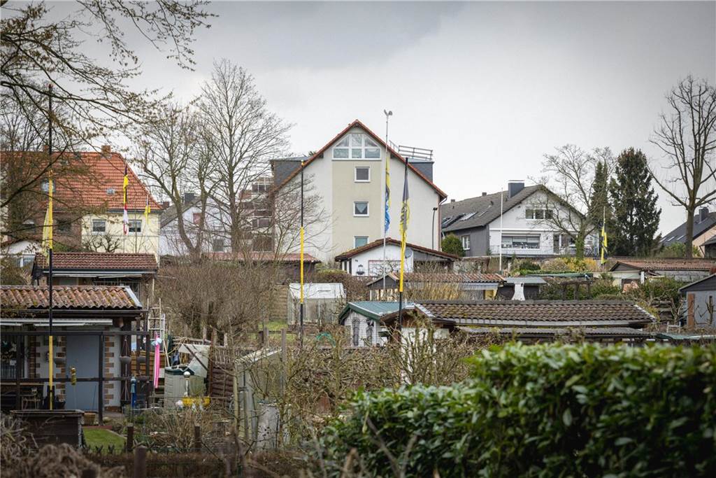 Westricher Gartenfreund muss Bananenrepublik-Flagge abnehmen Fahnenmasten in den Kleingärten der Westricher Anlage.