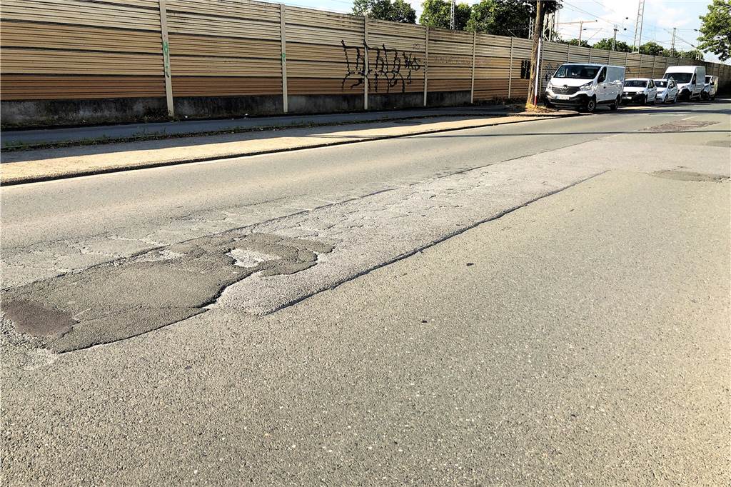 Blitzer-Ärger in Tempo-30-Zone: Autofahrer wehrt sich In den Augen des geblitzten Autofahrers rechtfertigen die Straßenschäden keine Reduzierung der Höchstgeschwindigkeit auf 30 km/h.
