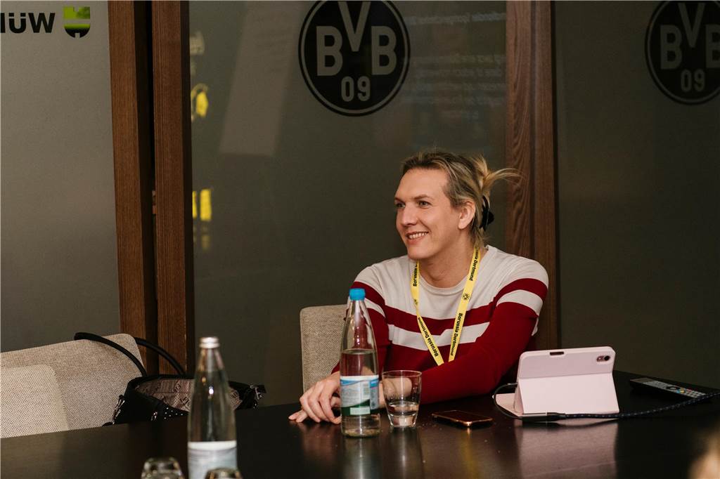 Homophobie: BVB-Fans protestieren gegen Nmecha-Transfer: „Dortmund würde seine Werte verraten“ Julia Monro lächelt.