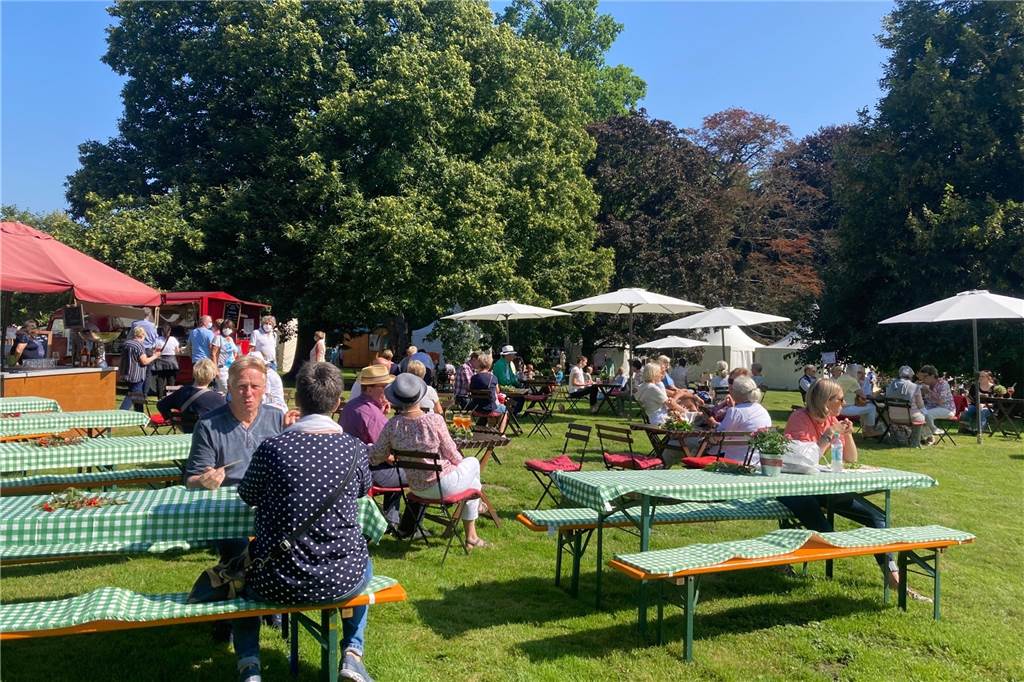 Wiedersehensfreude bei der Gartenflair am Schloss Bodelschwingh In den ausgedehnten Gastronomiebereichen ist die Mundschutz-Pflicht aufgehoben.