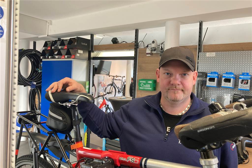 Radstation in Selm-Beifang eröffnet: E-Bike-Service, Parkhaus und Bäcker In den brandneu eingerichteten Räumen der Radstation wird Werkstattleiter Thomas Drescher künftig die Fahrräder der Kunden warten oder reparieren.