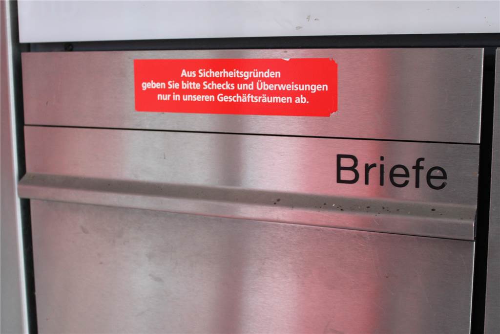 Sparkassen-Filiale in Dortmund: Überweisungen mit Kontodaten liegen verstreut auf dem Boden In den Briefkasten der Sparkasse sollen ausdrücklich keine Schecks oder Überweisungsträger eingeworfen werden.
