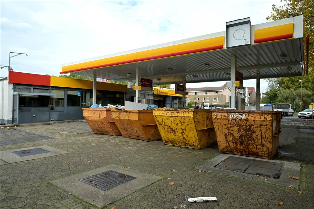 Tankstelle an der Gahmener Straße in Lünen: Zukunft ist geklärt In den Containern kann der bei den Umbauarbeiten anfallende Schutt gesammelt werden.