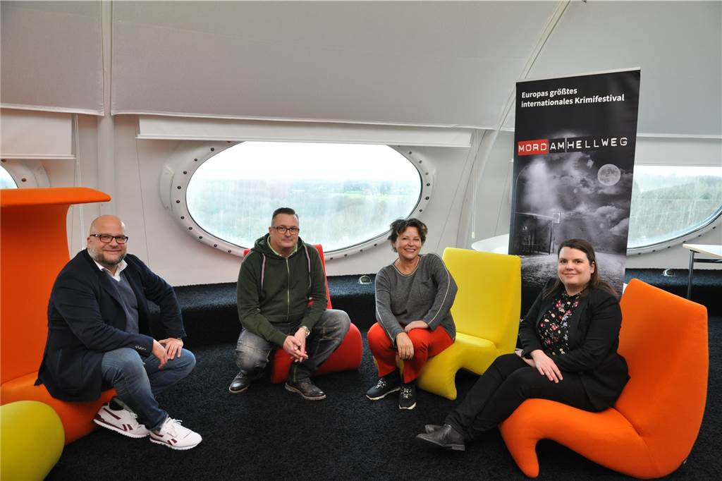 Krimi-Festival „Mord am Hellweg“ wegen Corona erneut verschoben In den Design-Sesseln oben im Ufo trafen sich im Januar 2020 (v.l.) David Zolda (Kulturüro Lünen), Betriebsleiter Carsten Balzer, Autorin Elisabeth Herrmann und Sina Ziegler vom Organisationsteam des Festivals „Mord am Hellweg".