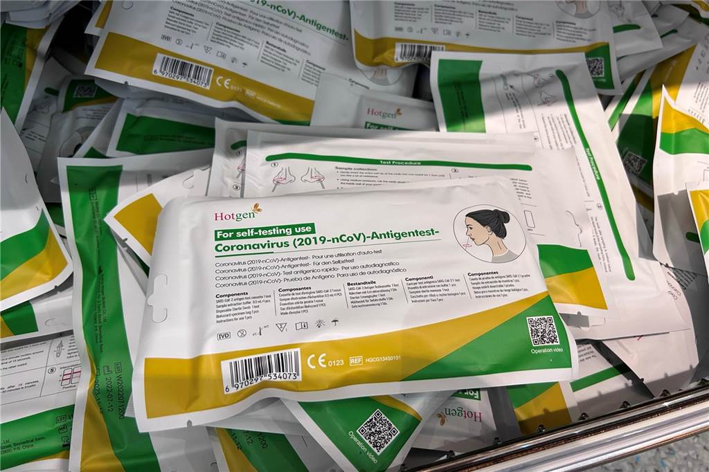 In den Drogerien dm und Rossmann in Selm und Bork gibt es die Selbsttests ebenfalls. Während in den vergangenen Jahren auch Supermärkte die Tests verkauften, sucht man diese dort mittlerweile vergeblich.
