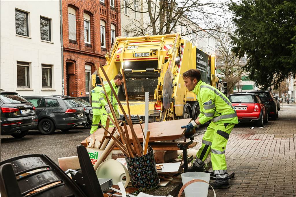 Sperrmüll-Tag in der Innenstadt: „Absolut okay, aber immer noch zu viel“ Mitarbeiter der EDG laden Sperrmüll in ein Müllfahrzeug