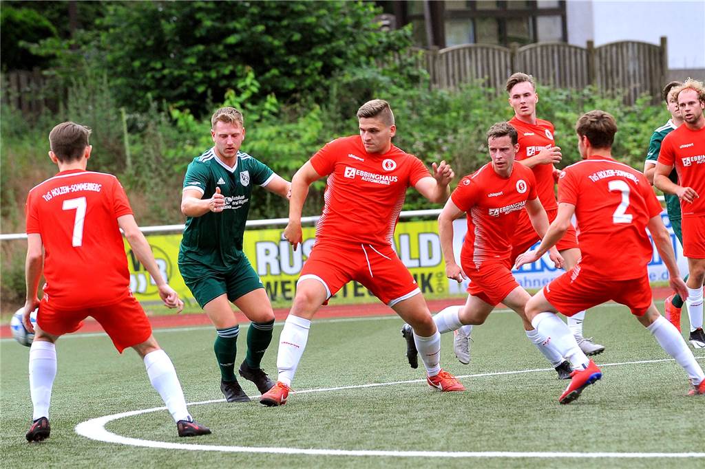 Spektakuläres Spiel, Zittersieg und Hattrick im ersten Test des TuS Holzen-Sommerberg In den ersten 60 Minuten sah es so aus, als wären die Gastgeber klar in der Überzahl. Danach wurde es gegen den VfR Sölde II nochmal spannend.