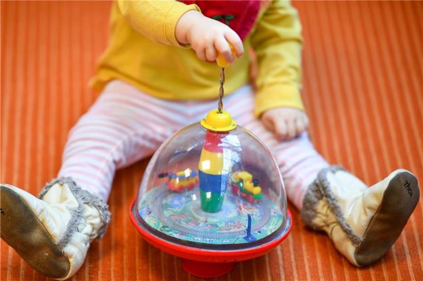 Zweijährige können noch kein Spielzeug teilen In den ersten Jahren verschmelzen Kinder mit ihrem Besitz. Deswegen teilen sie Spielzeug nicht gern. Foto: Uwe Anspach/dpa