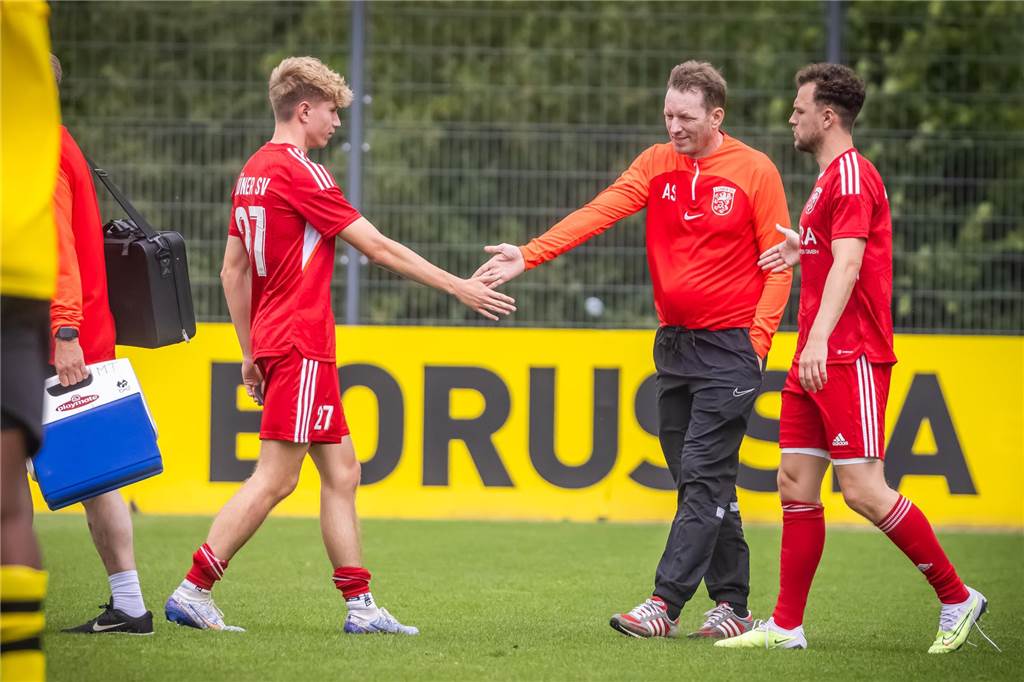 Dominic Schmidt zeigt „bislang nicht das Niveau, das ich von mir kenne“ Axel Schmeing klatscht mit mehreren Spielern des Lüner SV ab
