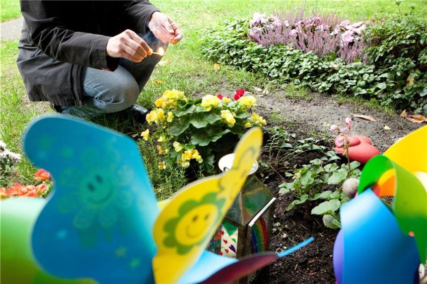 Wie man Eltern von verstorbenen Kindern begegnet In den ersten Wochen erfahren Eltern von gestorbenen Kindern noch viel Mitgefühl und Hilfe. Mit der Zeit nimmt das jedoch ab. Gerade dann brauchen viele verwaiste Eltern aber Unterstützung. Foto: Kai Remmers