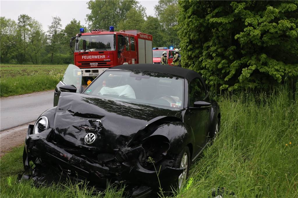 Schwer verletzte Autofahrerin war in ihrem Auto eingeklemmt In den Graben wurde auch dieses Auto nach dem Zusammenstoß auf der Kreuzung geschleudert.