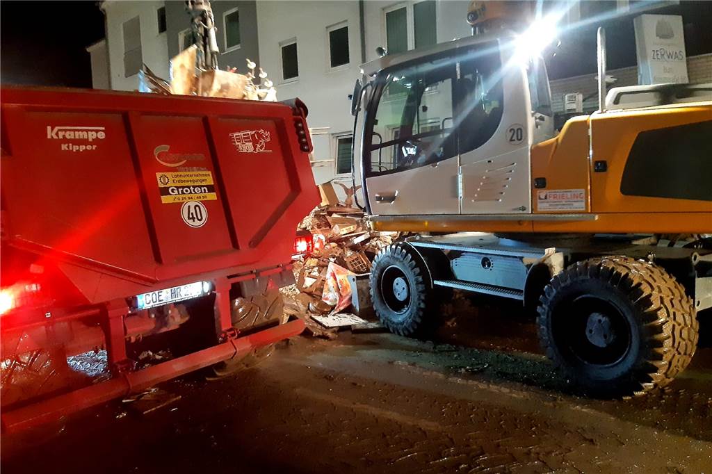 Hochwasser: Halterner Landwirte räumen auf - Josefine berührt mit Brief In den Hochwassergebieten wird mit schwerem Gerät gearbeitet.