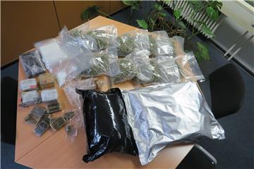 In den ins Gebüsch geworfenen Tüten befanden sich Marihuanabeutel, Haschischplatten und eine Platte mit mutmaßlichem Kokain.