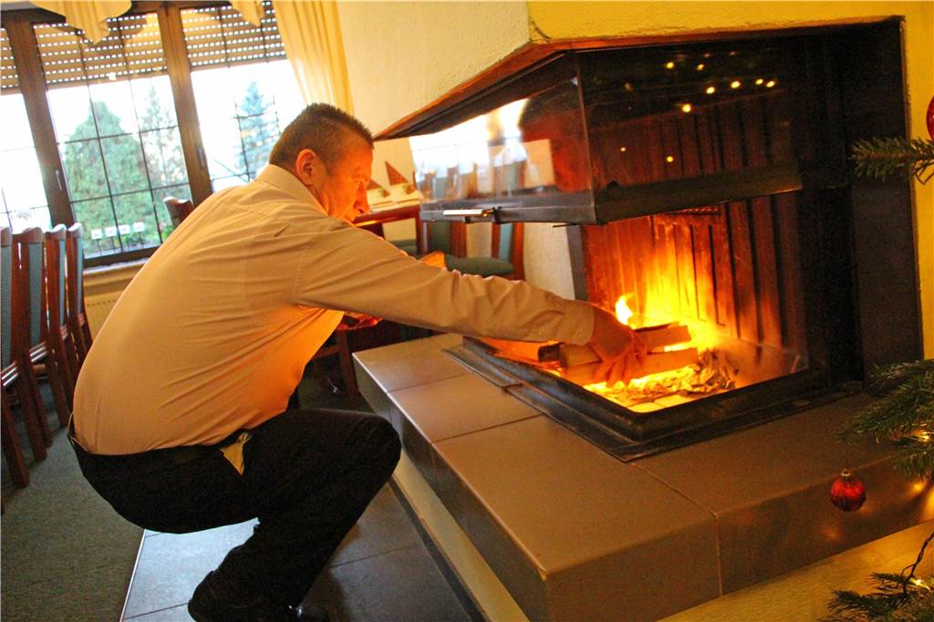 Das seltsame Auf und Ab „Im grünen Winkel“ In den kalten Monaten zündet der Chef täglich den großen Kamin an.