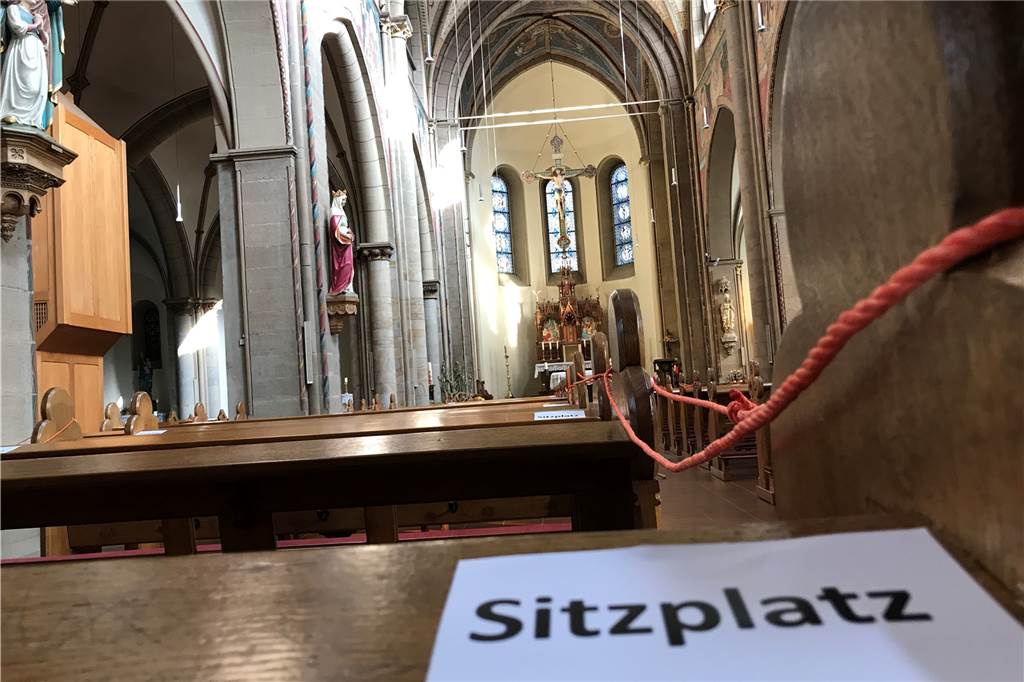 Advent, Weihnachten und Corona: Die Pläne der Kirchen in Castrop-Rauxel In den Kirchen herrschen klare Corona-Regeln. Hier in St. Lambertus weisen viele Schilder auf die Sitzordnung hin. Die gilt auch zu Weihnachten.