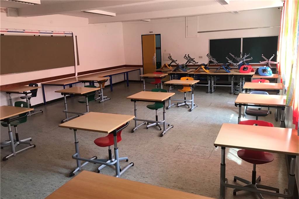 NRW wirft Grundschul-Plan um? Schulleiter aus Schwerte: Ich hab Puls In den Klassenräumen der Albert-Schweitzer-Schule sind die Tische weit auseinandergerückt.