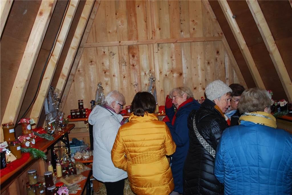 In den kleinen Holzhütten wurden unterschiedliche Geschenkartikel angeboten.