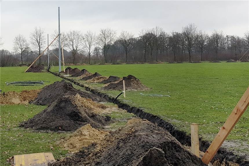 Neue Flutlichtanlage für RW Nienborg wächst Stück für Stück in die Höhe In den kommenden Tagen sollen die Fundamente mit Beton ausgegossen und die Holzstützen von den Masten entfernt werden.