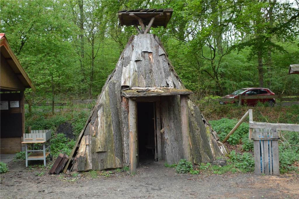 „Vor allem nachts sehr fordernd“ - In Flaesheim wird wieder Holzkohle hergestellt In den kommenden Wochen schläft Köhler Hubertus Birkelbach in einer kleinen Hütte neben dem Meiler.