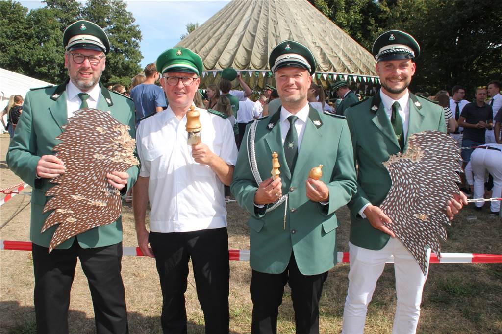 Mit dem 325. Schuss: Alexander Zolda ist der neue König in Selm In den Kreis der Insignienträger können sich Matthias Batkowiak (linker Flügel), Raimund Otto (Krone), Stefan Artmann (Zepter und Apfel) und Matthias Batkowiak (linker Flügel) einreihen.