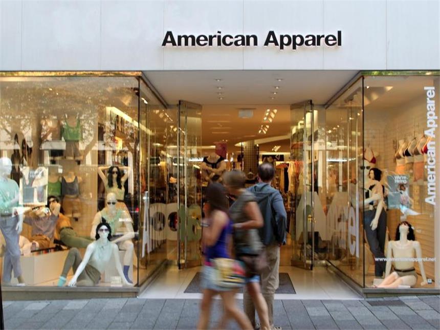 American Apparel drängt umstrittenen Gründer hinaus In den letzten Jahren wandten sich viele Kunden von American Apparel ab. Foto: Roland Weihrauch