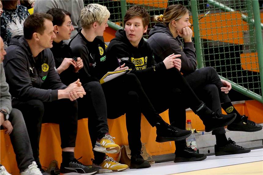 Alina Grijseels: „Weiß nicht, ob man sich vernünftig verabschieden kann“ In den letzten Spielen des BVB vor dem Ligaabbruch musste Alina Grijseels (2.v.r.) wegen ihrer Verletzung auf der Tribüne Platz nehmen.