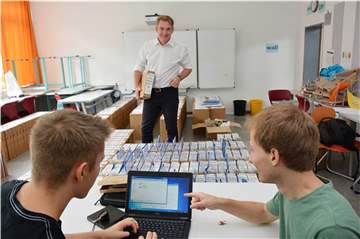 In den letzten Wochen der Sommerferien ist an der Wolfhelm-Gesamtschule immer viel zu tun. Die Notebooks für die neuen Schülerinnen und Schüler müssen vorbereitet werden.