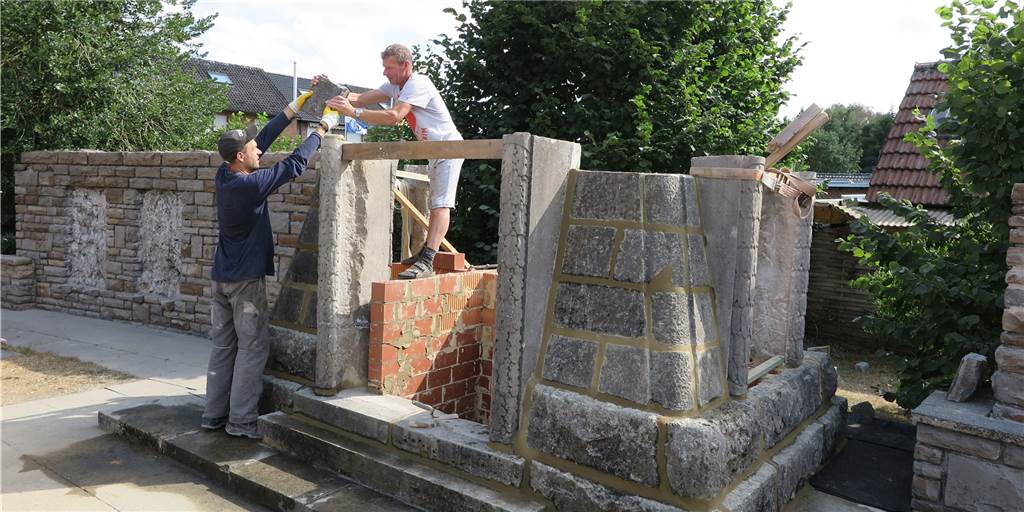 Gahlener Ehrenmal wird 100 - und braucht Hilfe Andre Paetzke und Sten Bubatz restaurieren das Gahlener Ehrenmal.