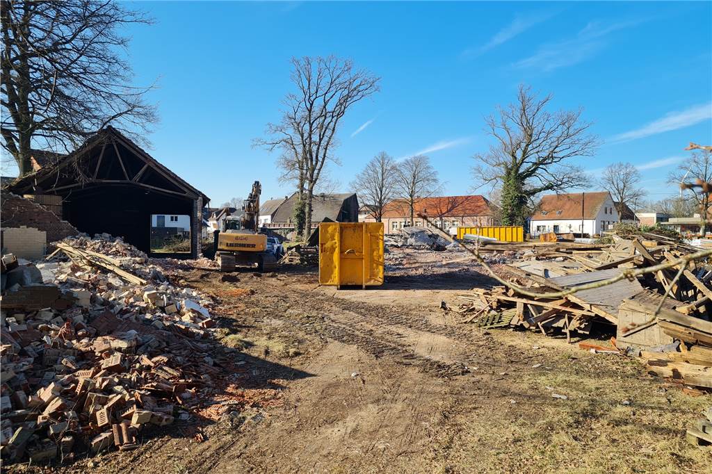 Wohnen auf ehemaligem Bauernhof in Lippramsdorf: Was genau geplant ist In den letzten Wochen wurde der alte Hof Brosthaus samt Wohnhaus und Wirtschaftsgebäuden abgerissen.