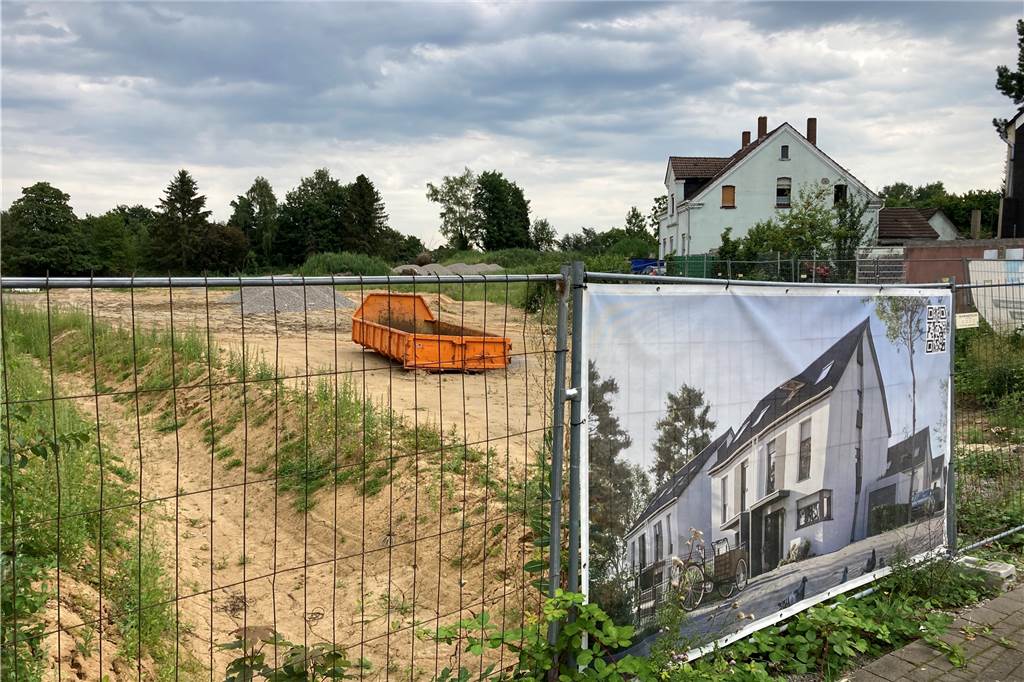 Immobilienmarkt Castrop-Rauxel: Von der Bruchbude bis zum Millionenobjekt In den Marien-Gärten an der B235 soll bald neu gebaut werden. Häuser werden derzeit zu Preisen zwischen 490.000 und 650.000 Euro vermarktet.