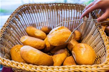 In den meisten Bäckereien in Olfen gibt es am Feiertag frische Brötchen.