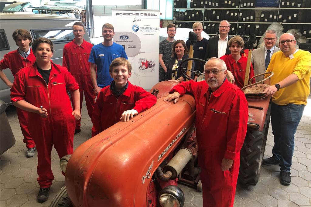 Gesamtschüler restaurieren 60 Jahre alten Porsche-Traktor (mit Video) In den nächsten Monaten will die Oldtimer-AG der Gesamtschule den 60 Jahre alten Porsche-Traktor restaurieren.