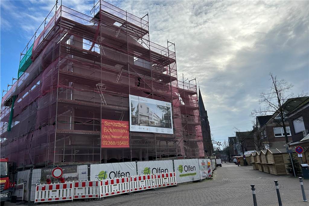 Stadt Olfen hat Gelbes Haus verkauft: Investor will 2027 einziehen In den nächsten Tagen erhält der Anbau an das Rathaus in Olfen einen Dachstuhl.