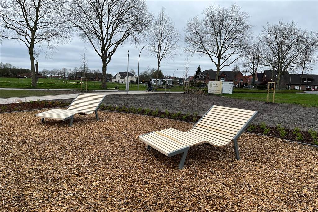 Neuer Bürgerpark in Raesfeld eröffnet: „War die richtige Entscheidung“ In den neuen Liegen können sich die Raesfelder in ihrem neuen Bürgerpark bei sonnigem Wetter sonnen.