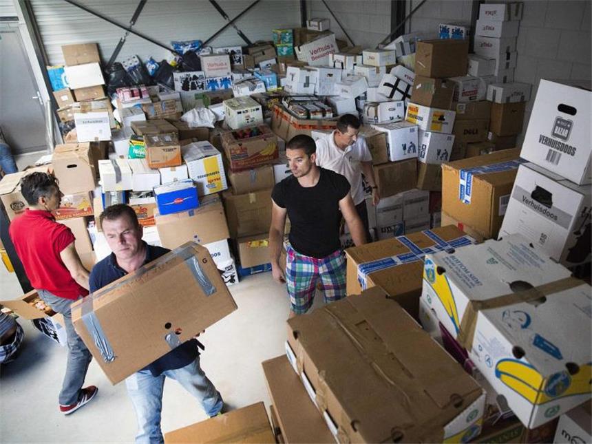 Balkanländer erwarten weitere Flutwellen In den Niederlanden werden Hilfspakete gepackt. Foto: Arie Kievit