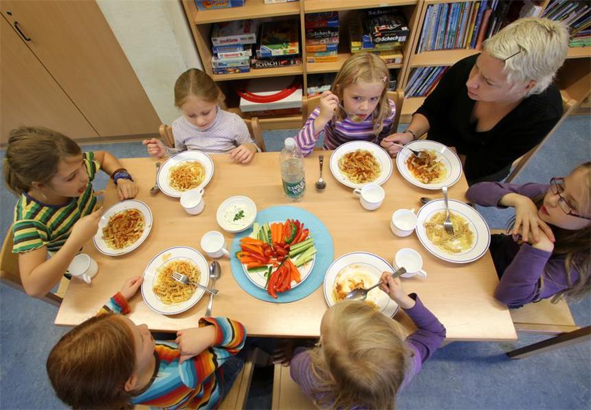 In den Ogatas wird viel Wert auf Gemeinsamkeit gelegt, so auch beim Mittagessen. Bei der Frage, wann die Kinder nachmittags abgeholt werden, gibt es jedoch häufig keinen gemeinsamen Nenner