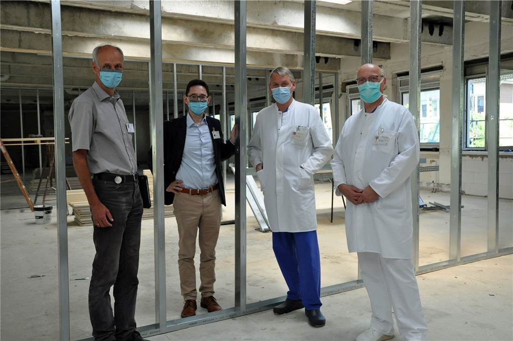 In den Räumen der ehemaligen Apotheke richtet das Klinikum ein neues Zentrum mit vier modernen Herzkatheter-Laboren ein. In der Baustelle (v.r.): Priv-Doz. Dr. Matthias König, Chefarzt der Neuroradiologie, Prof. DR.- Christian Perings, Chefarzt der Kardiologie und Pneumologie, Geschäftsführer Axel Weinand und Michael Goepfert, technischer Leiter. 