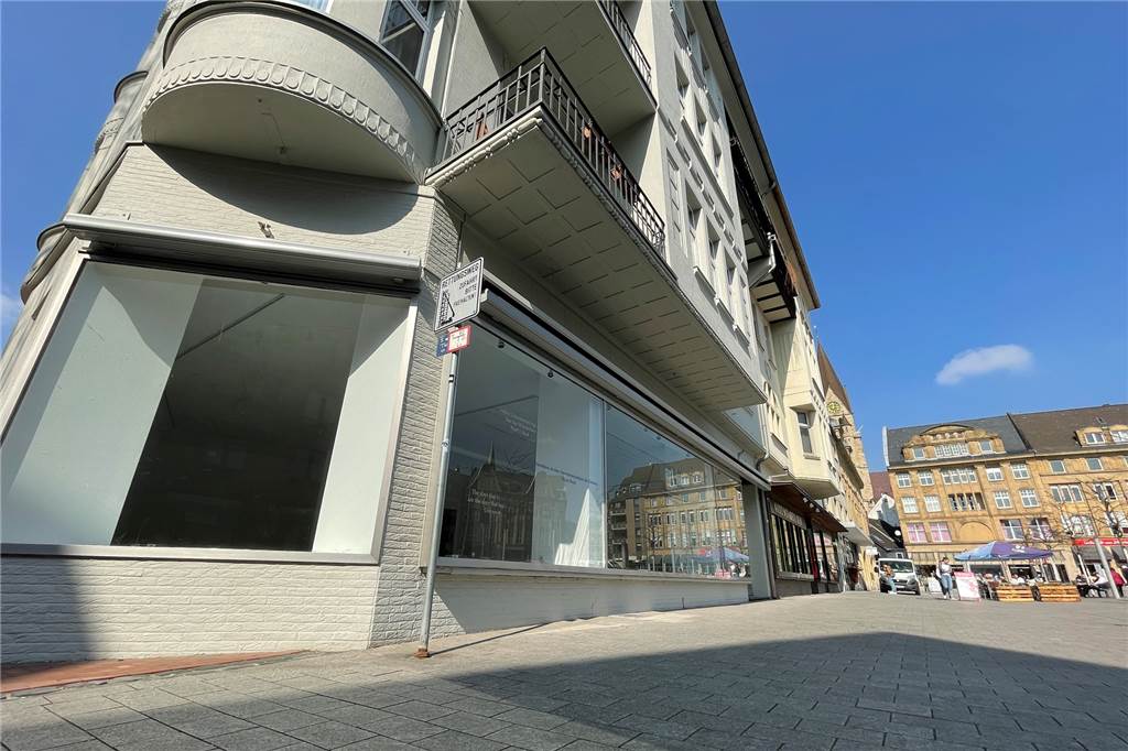Neue Gastronomie in Castrops Altstadt: „Verträge kurz vor Unterzeichnung“ In den Räumen der Galerie Art.ist öffnet demnächst ein Fachgeschäft für argentinische Lebensmittel. Das Haus ist eines der Schmuckstücke am Markt. Auch das Gebäude, in dem die Deutsche Bank untergebracht war (Im Hintergrund rechts) soll denkmalgerecht saniert werden.