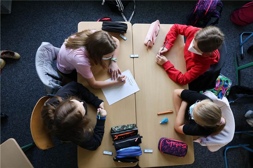 „Fatale Folgen“ nach einer Woche ohne Maske im Unterricht In den Schulen an NRW wurde die Maskenpflicht am eigenen Platz gekippt.
