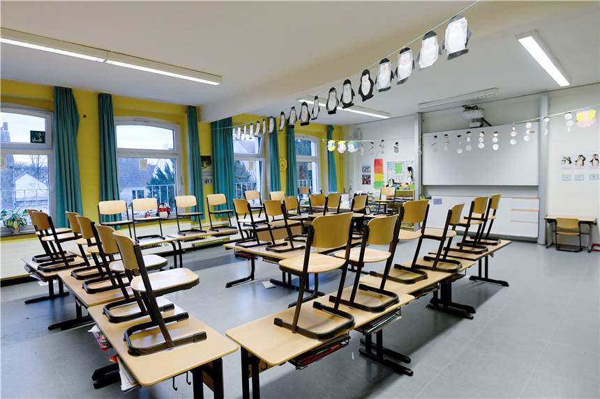 In den Schulen bleiben die Klassenräume momentan leer.