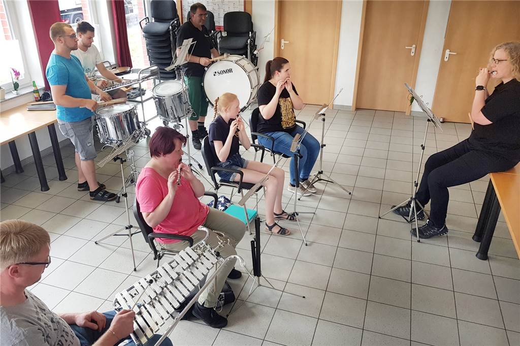 In den Sommerferien ist die Trainingsbeteiligung sehr überschaubar. Dennoch: Die Musiker, die Heike Bröcker (r.) begrüßen durfte, legten sich richtig ins Zeug.