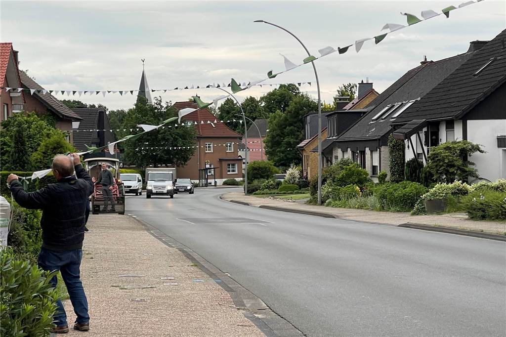 Fahnenmeer in Vinnum: Viel Arbeit für das große Fest im Juni In den Straßen im Dorf wehen ab sofort die Fähnchen in den Farben der Schützenbruderschaft.
