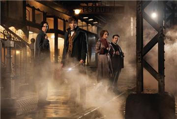In den Straßen von New York: Tina (Katherine Waterston, l.) und Newt Scamander (Eddie Redmayne 2.v.l.) suchen nach ausgebüxten Fabeltieren, Tinas Schwester ist dabei und ein New Yorker, der per Zufall in die Sache hineingeschlittert ist. 