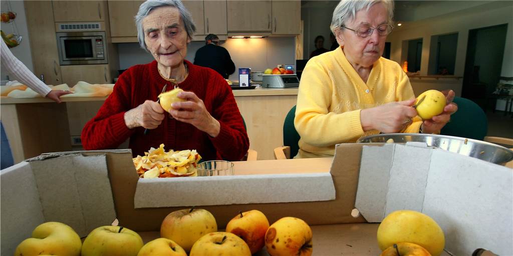 Pflegende Angehörige brauchen Entlastung: Infos über Tagespflege in Lünen In den Tagespflegen finden die Seniorinnen und Senioren Tagesstruktur und die Angehörigen haben so Zeit für eigene Termine.